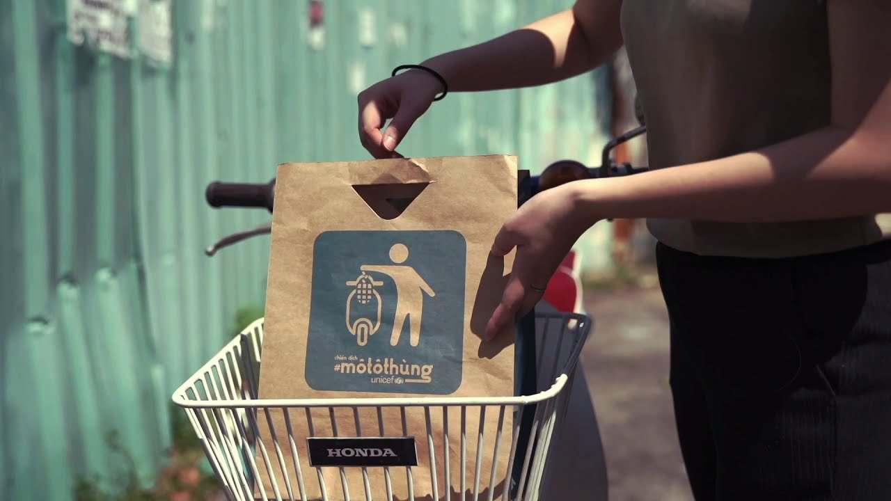 UNICEF Việt Nam biến xe máy thành “thùng rác” công cộng