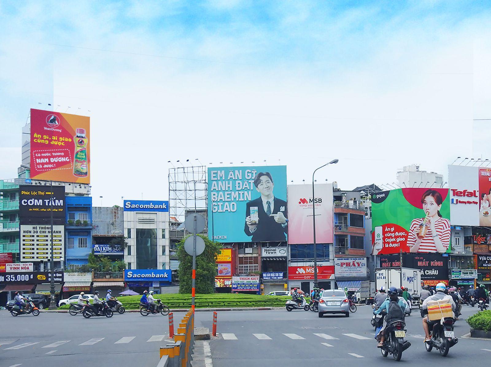 Thấy gì từ màn “đấu biển quảng cáo” cao tay của Nam Dương tại vòng xoay Ngã sáu Cộng Hòa?