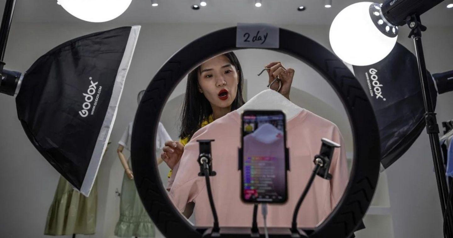 "Đế chế" bán hàng livestream được tạo nên bởi Gen Z như thế nào? 