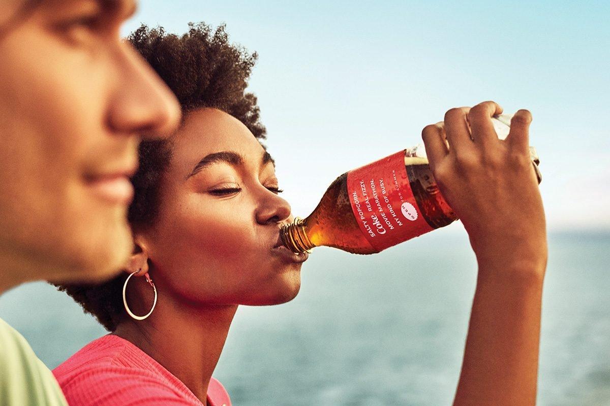 Coca Cola trổ tài “làm thơ” trong phiên bản bao bì chào hè 2021
