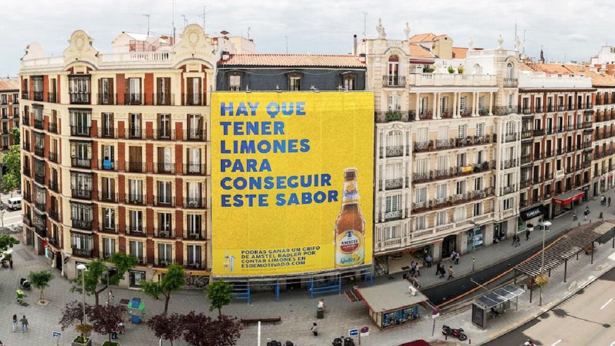 Bia Amstel Radler với billboard khổng lồ được làm từ 14.000 quả chanh