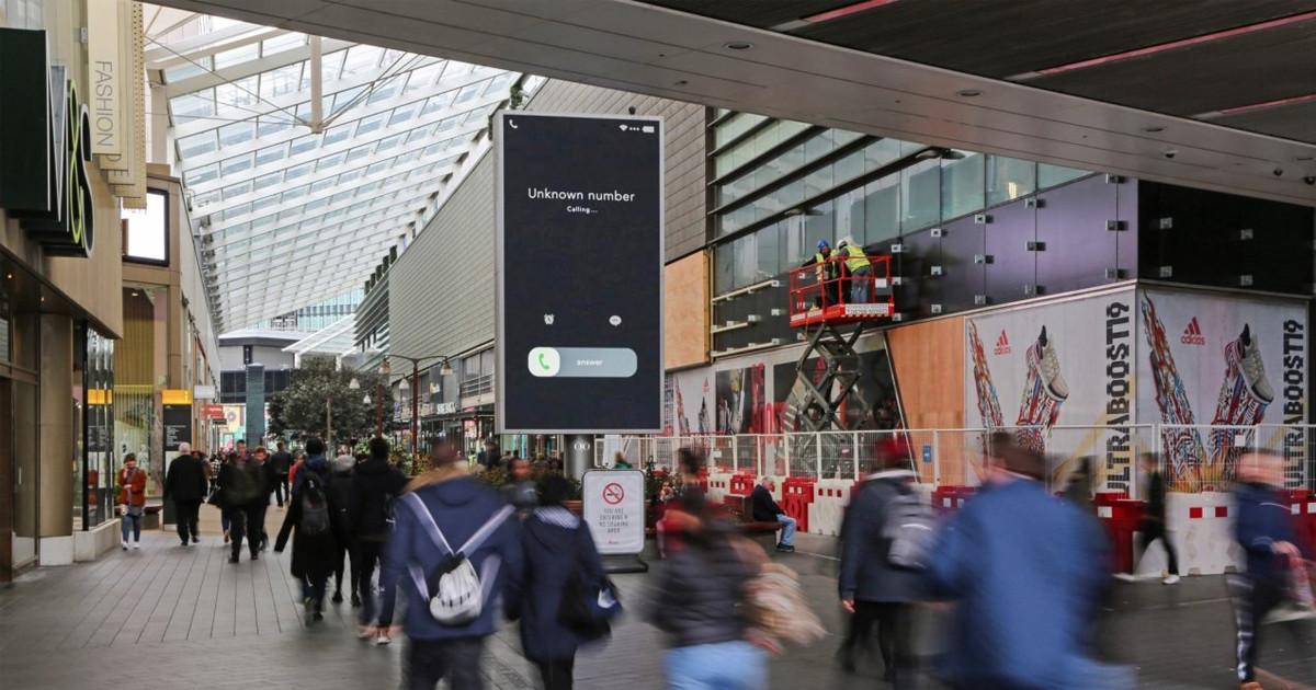 Chiến dịch DOOH "Call For Help" giúp con người vượt qua những rào cản tâm lí