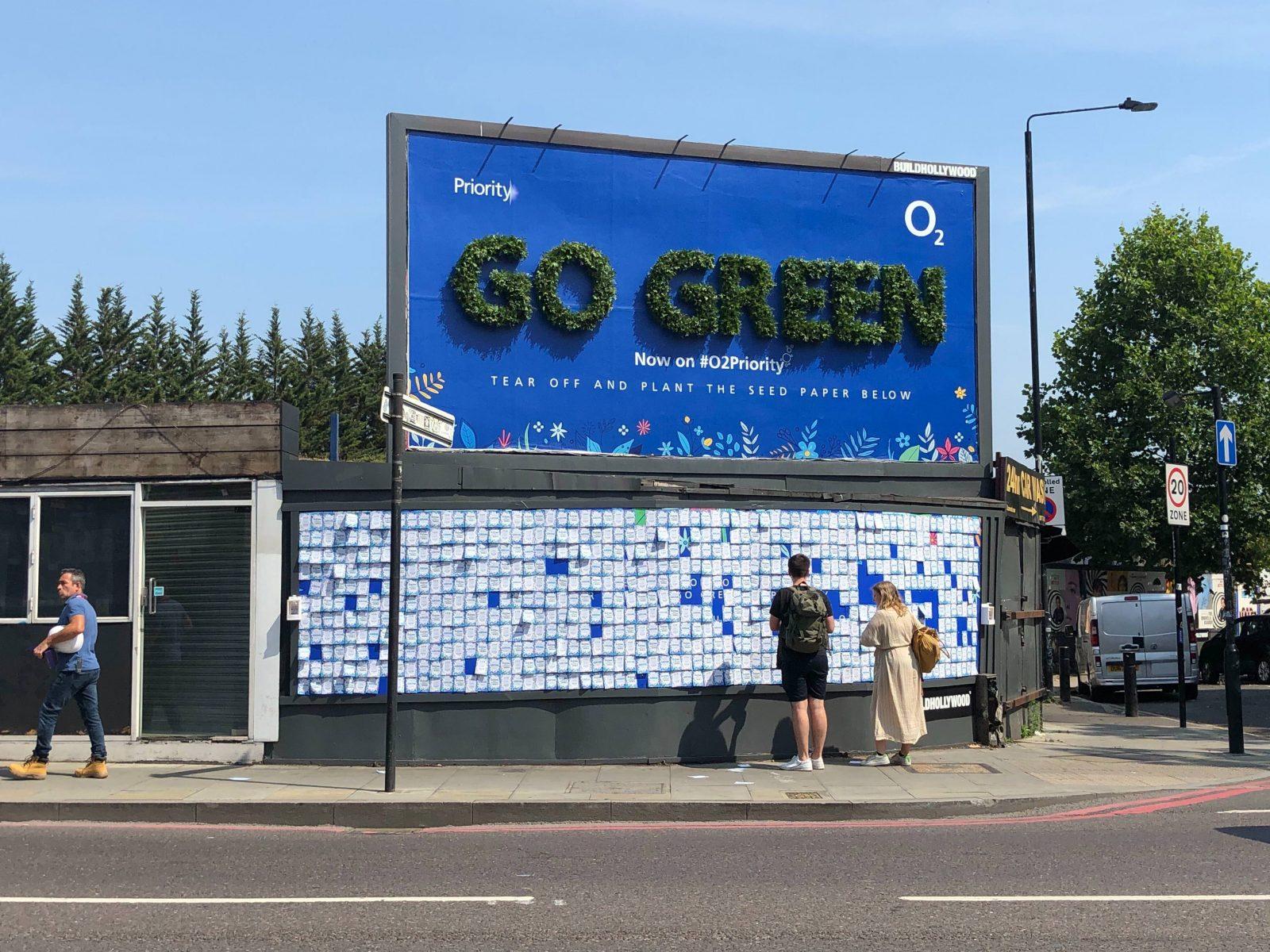 “Green Billboard” của O2 khuyến khích mọi người gieo hạt trồng cây