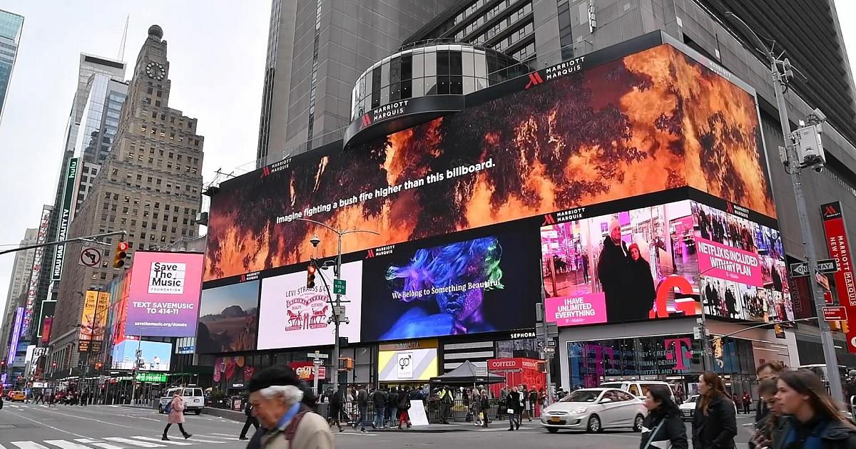 Billboard LED tại quảng trường Thời Đại rực sáng lời cảm ơn những người lính cứu hỏa