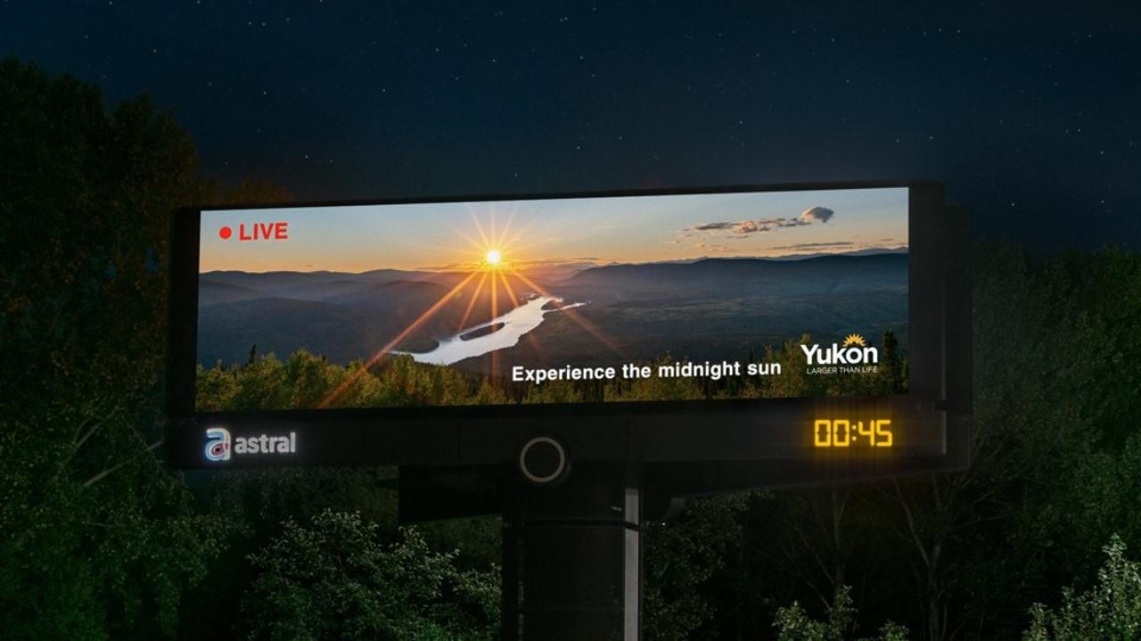 Campaign quảng cáo DOOH ngắm nhìn mặt trời lúc nửa đêm tại Canada