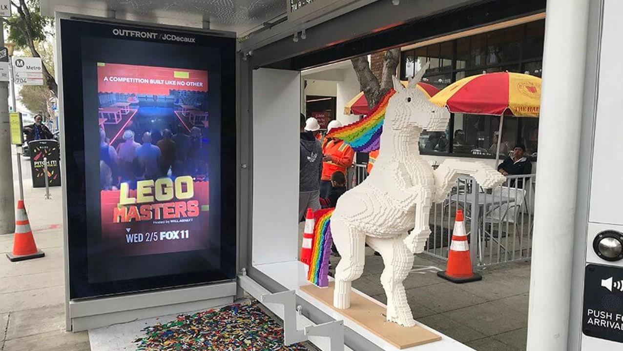 Chiến dịch quảng cáo nhà chờ xe bus với mockup 3D của cuộc thi LEGO MASTERS