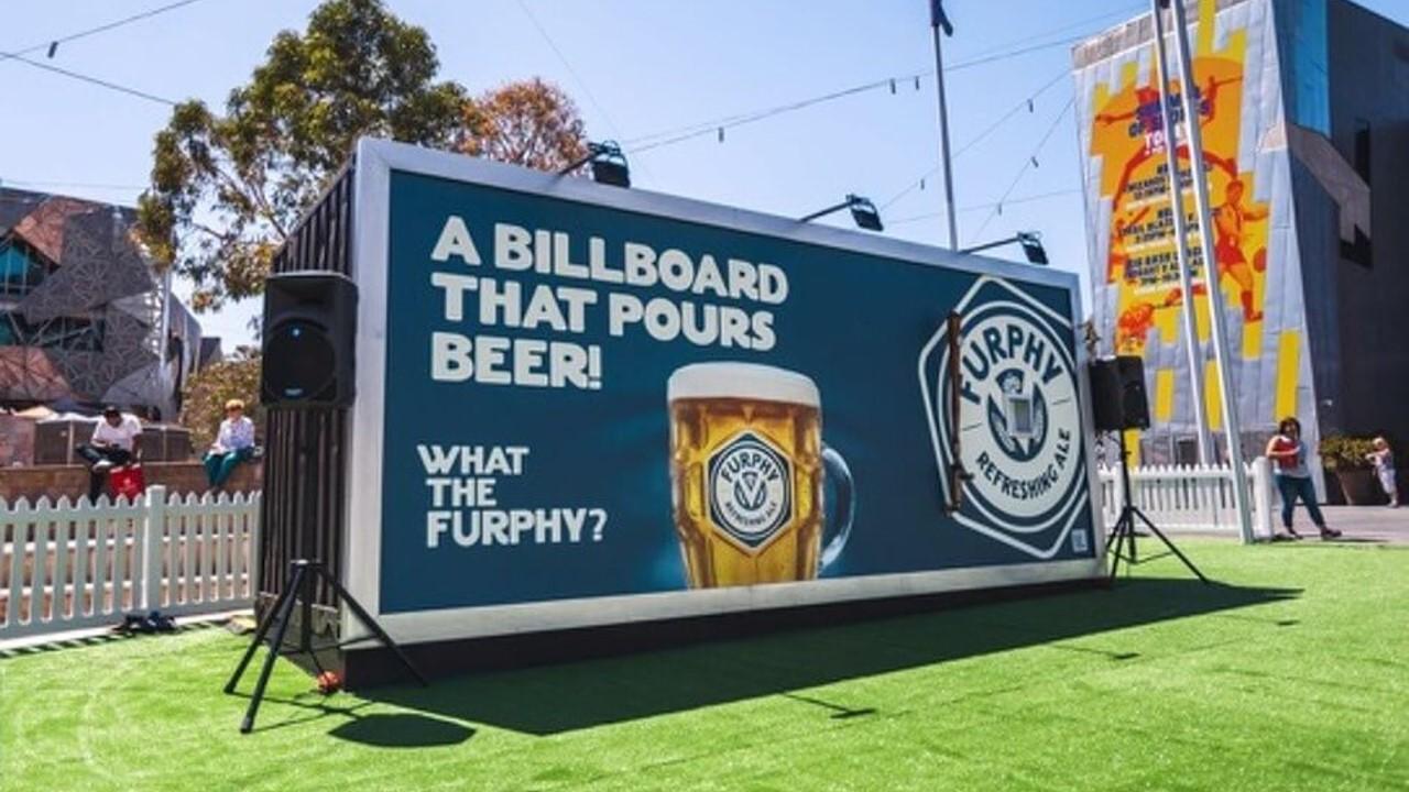 Thích thú với Billboard quảng cáo "biết rót bia" của Furphy
