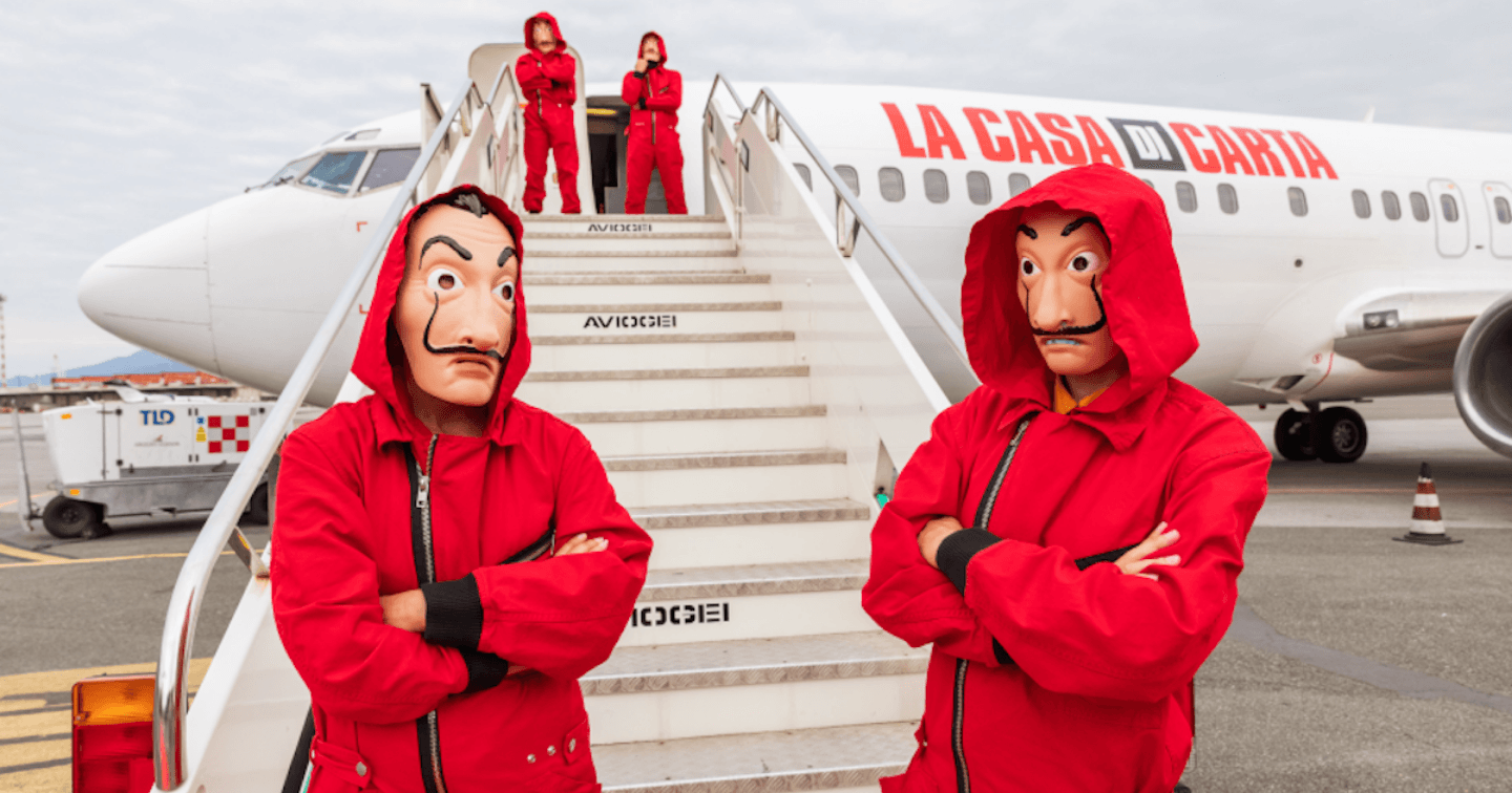 Netflix tung quảng cáo thú vị: “bắt cóc” superfan của Money Heist lên máy bay để ngăn spoiler