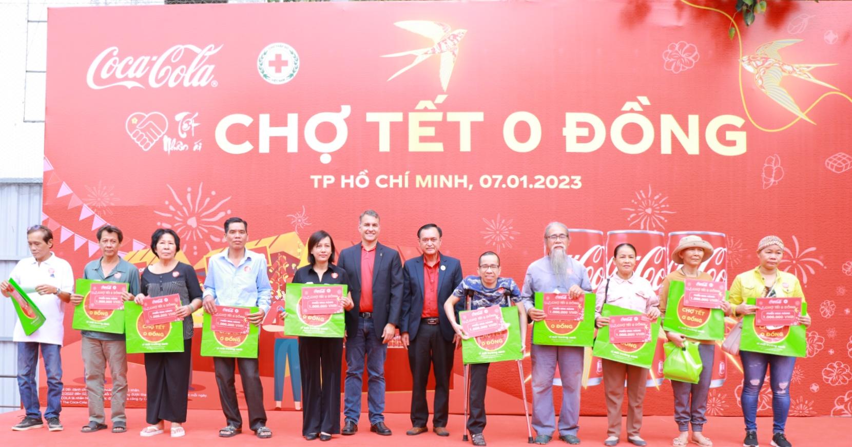 Hơn một thập kỷ Coca-Cola với én vàng sắc đỏ đem Tết về nhà cùng hàng triệu người tiêu dùng Việt
