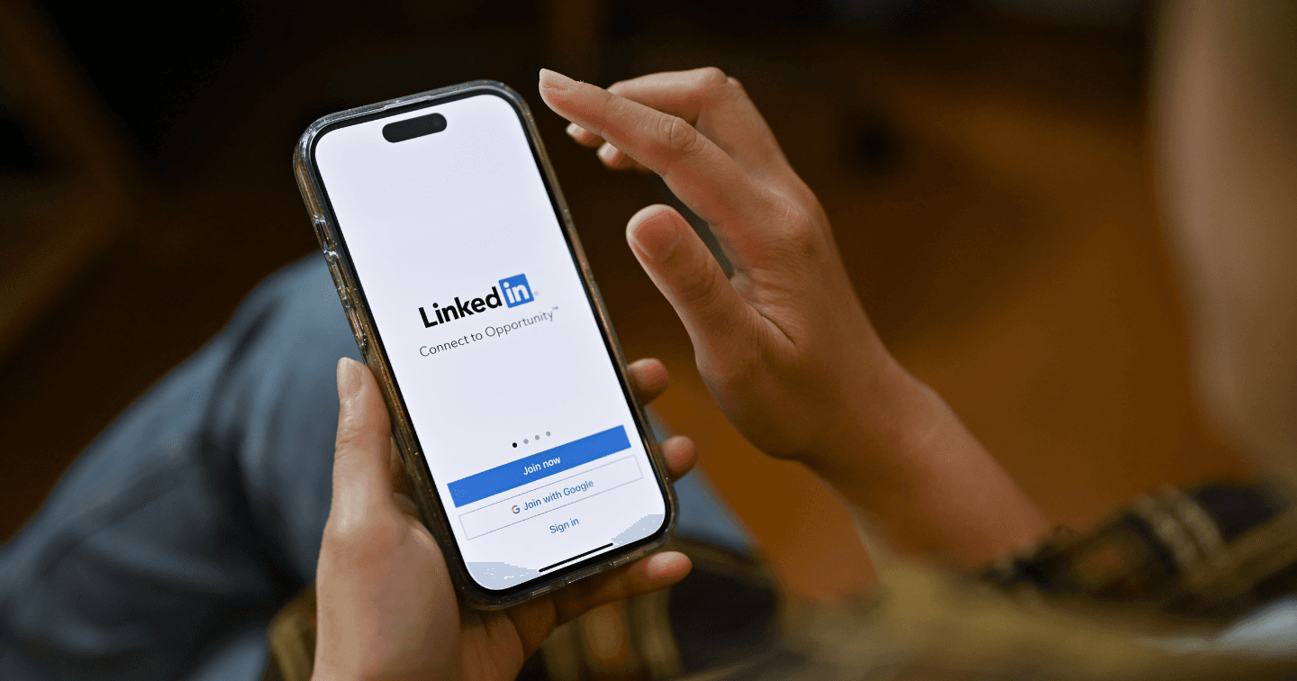 LinkedIn vượt mốc 930 triệu thành viên, chính thức gia nhập “cuộc đua” A.I: Tự động tạo JD, viết mô tả hồ sơ cho người dùng 