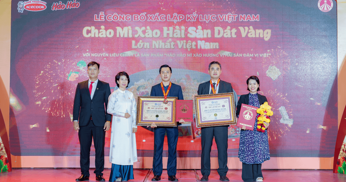 Hảo Hảo xác lập kỷ lục “Chảo mì xào hải sản dát vàng lớn nhất Việt Nam”