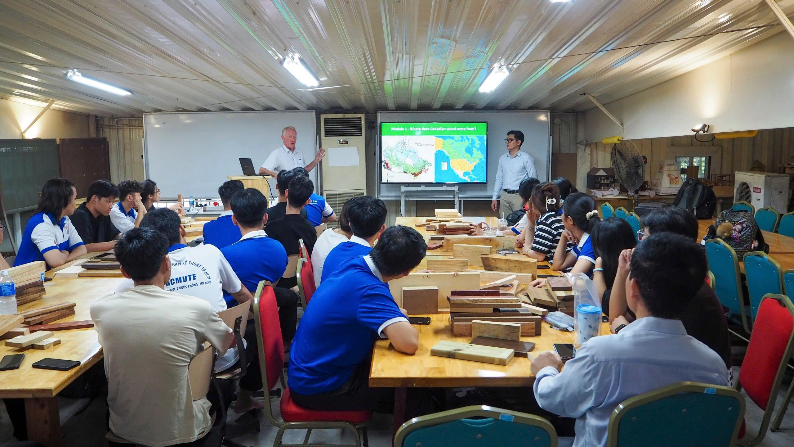 Canadian Wood Việt Nam tài trợ năm chủng loại gỗ Canada làm vật liệu chính cho đồ án tốt nghiệp của sinh viên trường Đại học Sư phạm Kỹ thuật TP.HCM