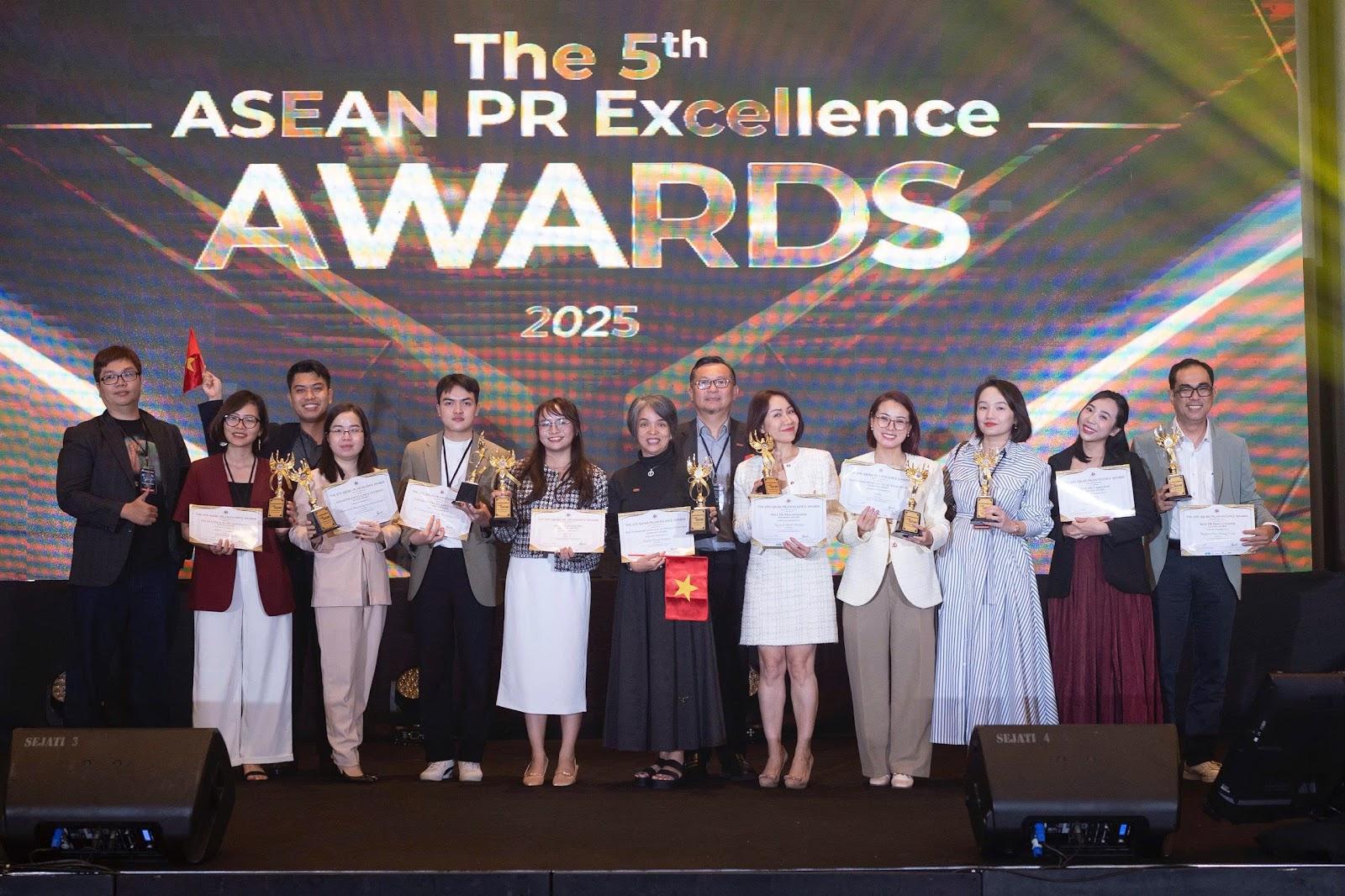 Ngành Quan hệ công chúng & Truyền thông Việt Nam: Tỏa Sáng tại Kuala Lumpur với nhiều thắng lợi tại Giải thưởng ASEAN PR Excellence và Dấu Ấn tại Hội nghị KLIP7