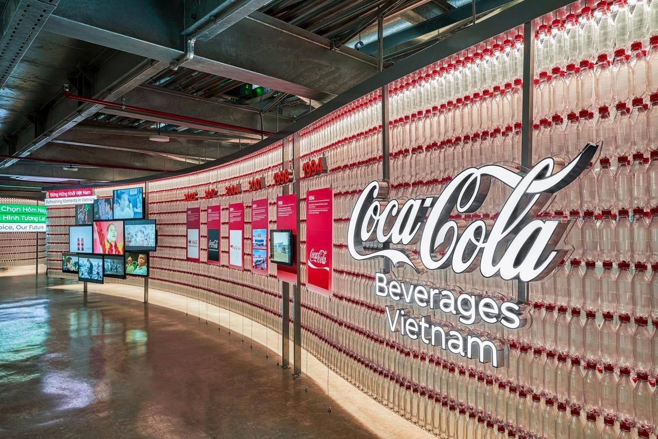 Công ty Coca-Cola Việt Nam xác lập Kỷ Lục Việt Nam với tác phẩm nghệ thuật làm từ bao bì nhựa tái chế (rPET) lớn nhất