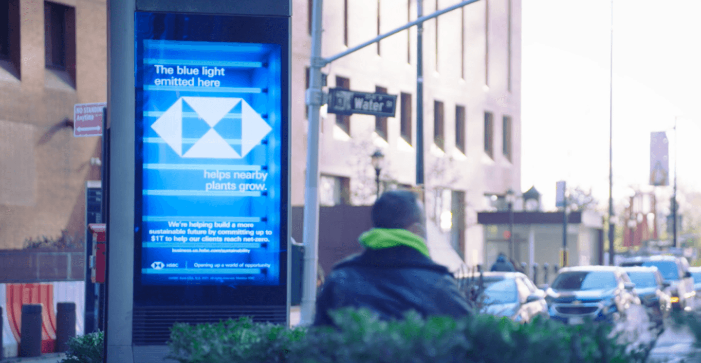 Sáng kiến mới từ HSBC: Quảng cáo DOOH phát ra ánh sáng màu giúp thực vật phát triển
