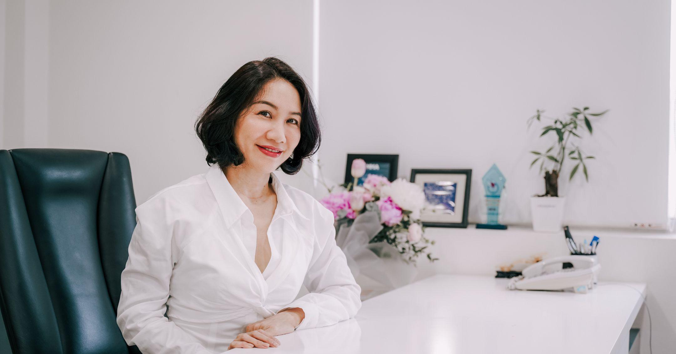 CEO Golden Communication Group ra mắt quyển sách đầu tay Hạnh Phúc Đan Giữa Ngón Tay