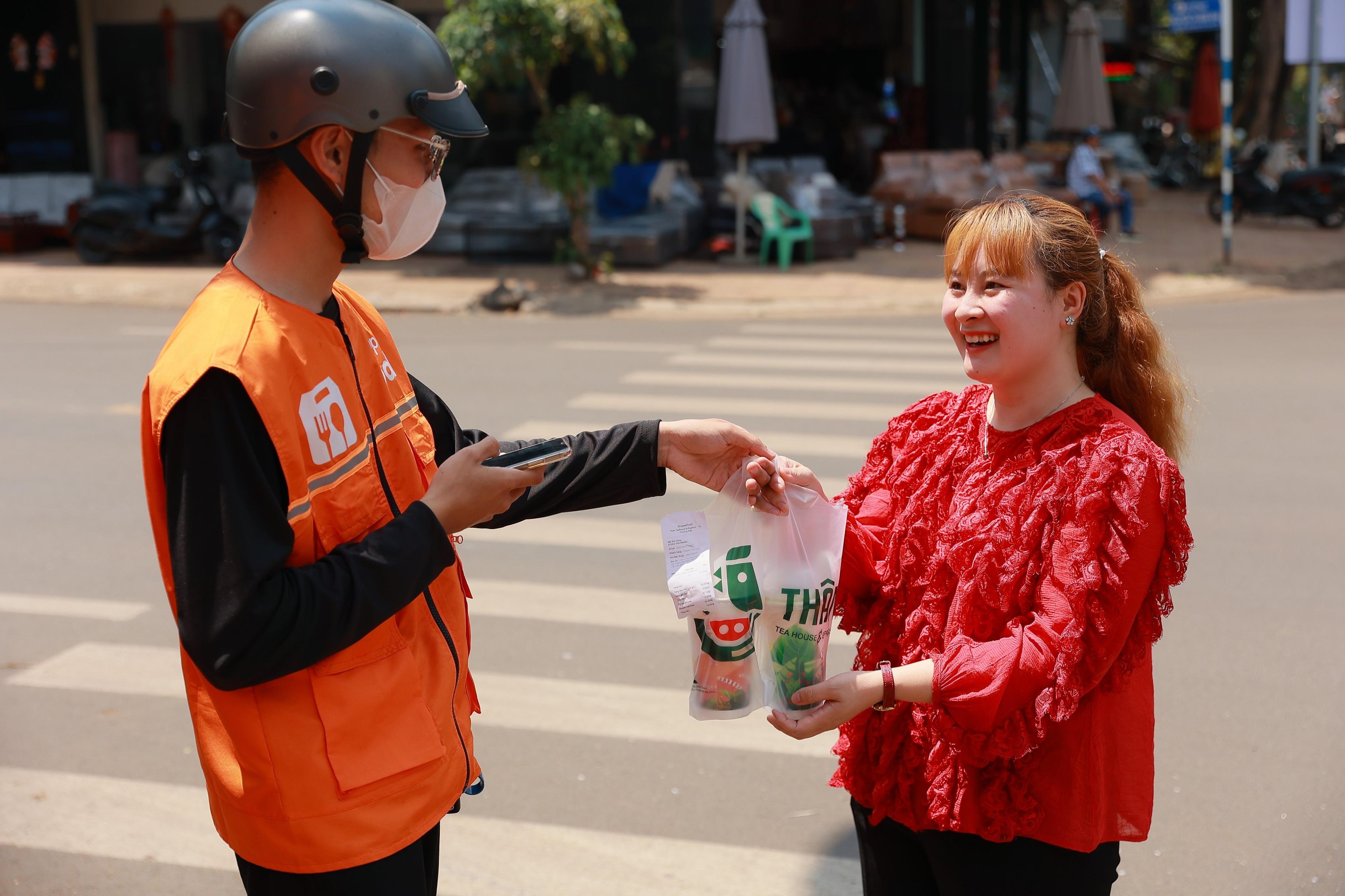Chơi lớn như ShopeeFood, vừa có màn chào sân hoành tráng tại Buôn Ma Thuột đã khao ngay 2000 ly trà sữa miễn phí
