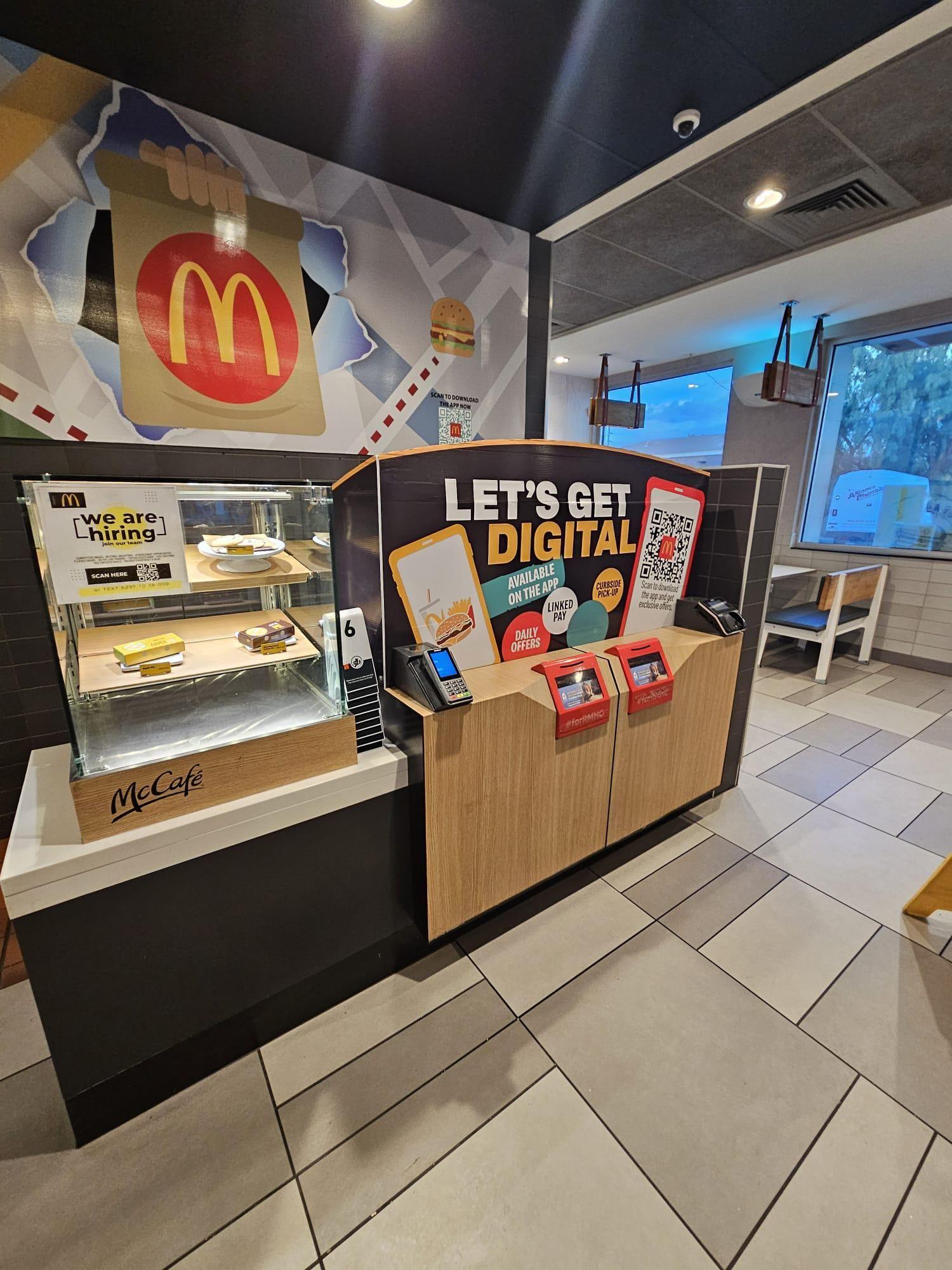 Khách hàng sử dụng ứng dụng fast-food